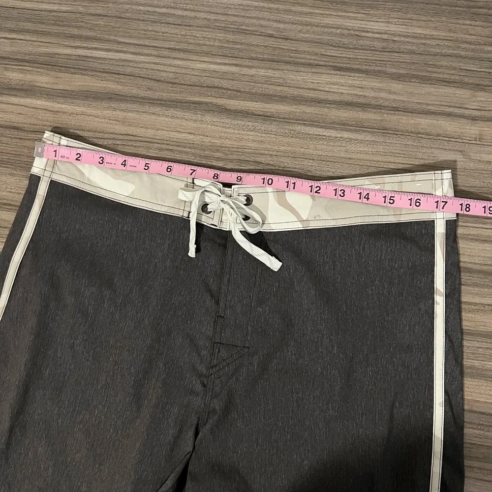 Patagonia Mens Board Shorts 34 Charcoal Grey Camo Trim Scalloped Hem Swim Trunks